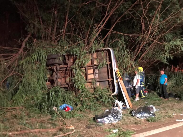 Três mortos e 19 feridos no tombamento de um micro-ônibus