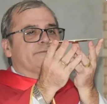 Padre vira refém de assaltantes, é agredido e abandonado na estrada