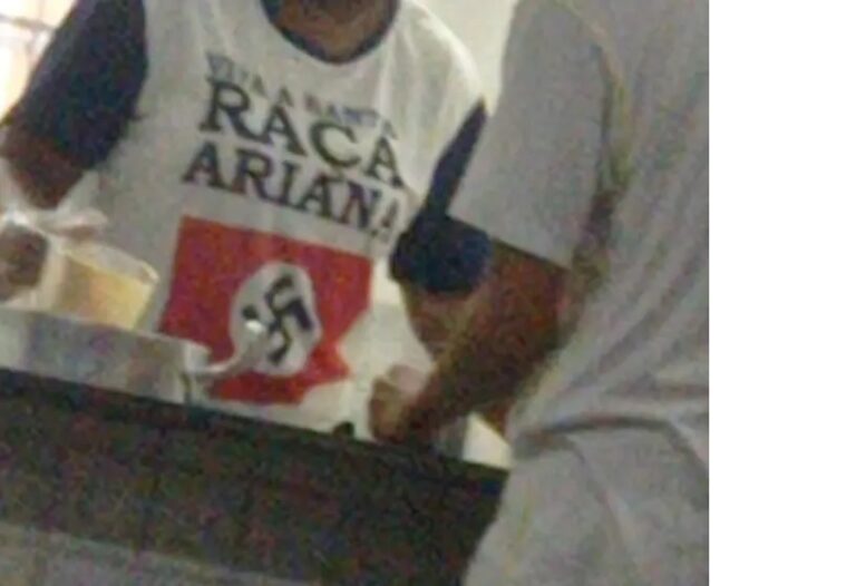 Funcionária é surpreendida com suástica no peito