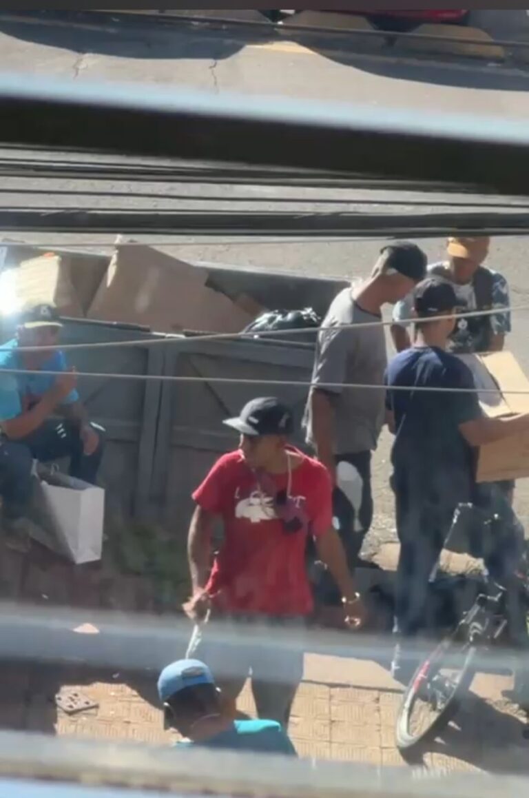 Usuários de droga tomam conta da Praça Raposo Tavares