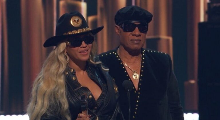 Beyoncé recebe prêmio especial no iHeartRadio Awards das mãos de Stevie Wonder