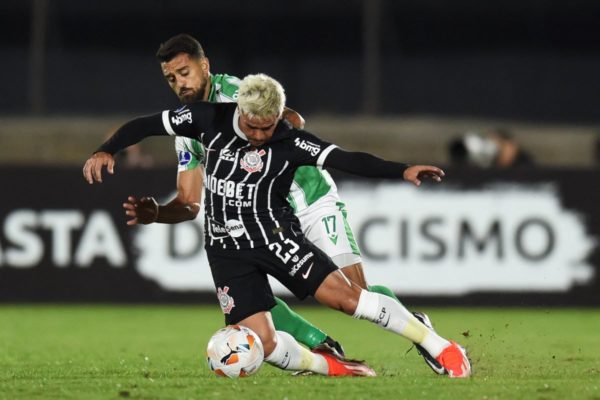 Corinthians faz jogo ruim e fica no empate com Racing