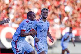 Flamengo marca no fim e vence Atlético-GO