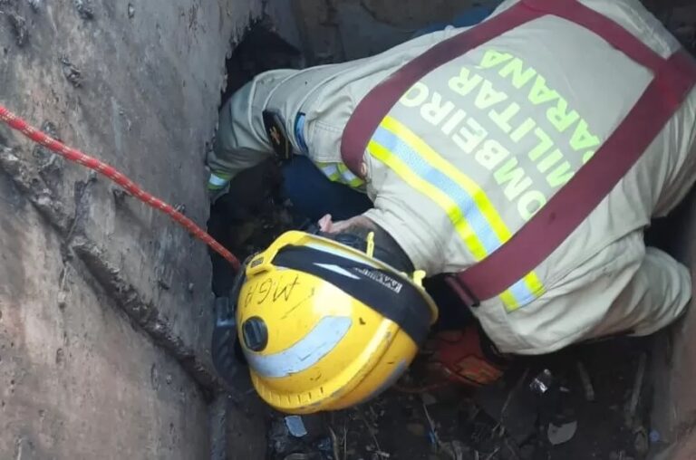 Homem tenta resgatar Iphone e cai em bueiro