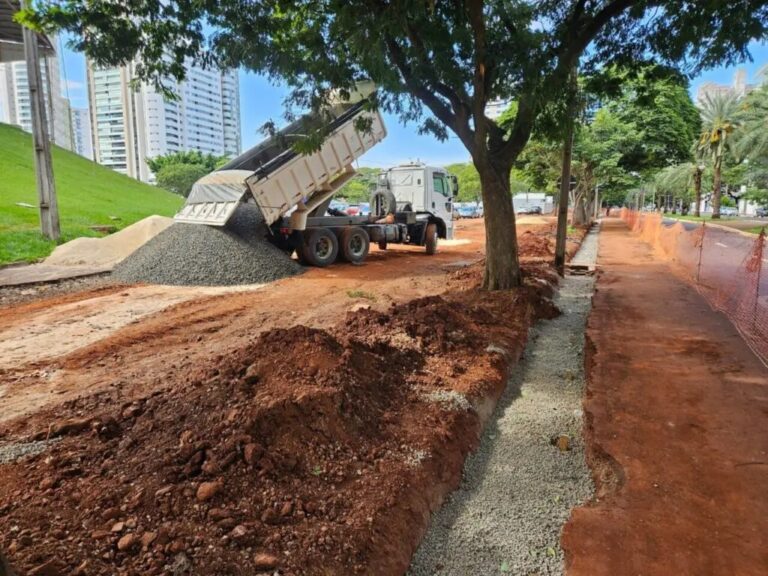 População de Maringá reclama pela falta de calçada na Vila Olímpica