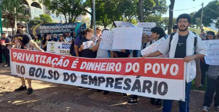 Professores da rede estadual fazem manifestação em Maringá