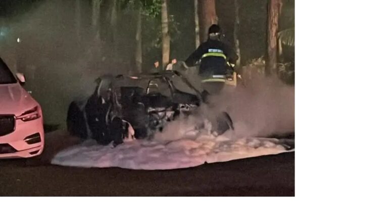 Fogo destrói automóvel de R$ 1 milhão