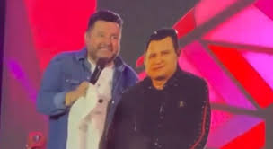 Bruno usa totem de papelão de Marrone em show