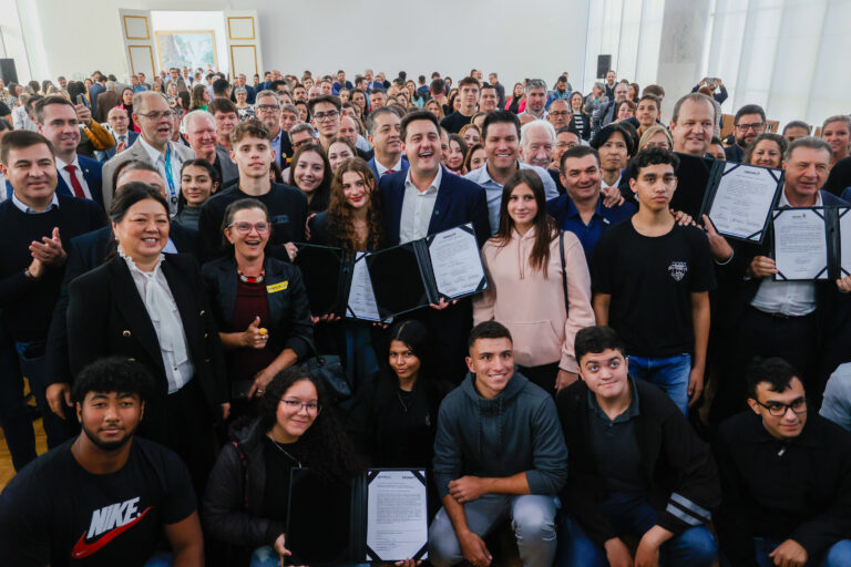 Governador lança projeto para estimular formação tecnológica de 3 mil alunos em 50 cidades