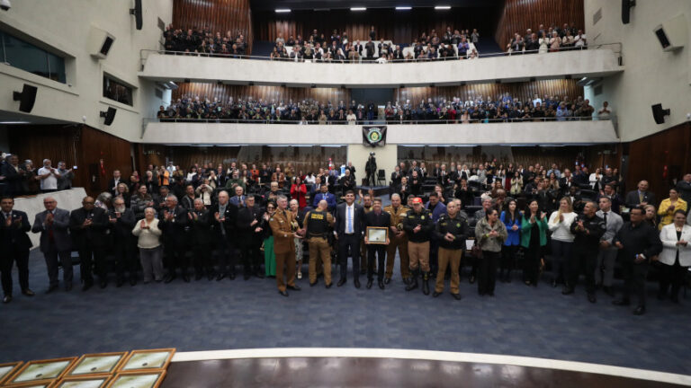 Trajetória de veteranos da segurança pública do Paraná é exaltada na Assembleia