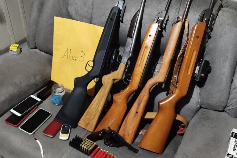 Polícia prende suspeitos e apreende arsenal na região Noroeste