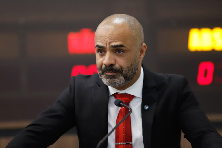 Adriano Bacurau retoma o cargo de vereador