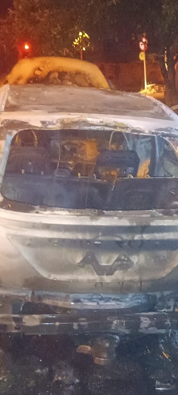 Fogo destrói carro parado em frente a um CMEI