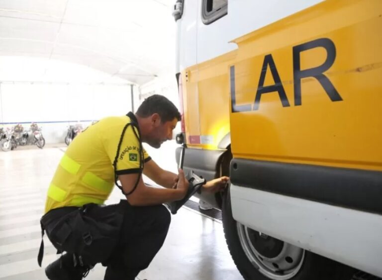 Semob fiscaliza veículos de transporte escolar