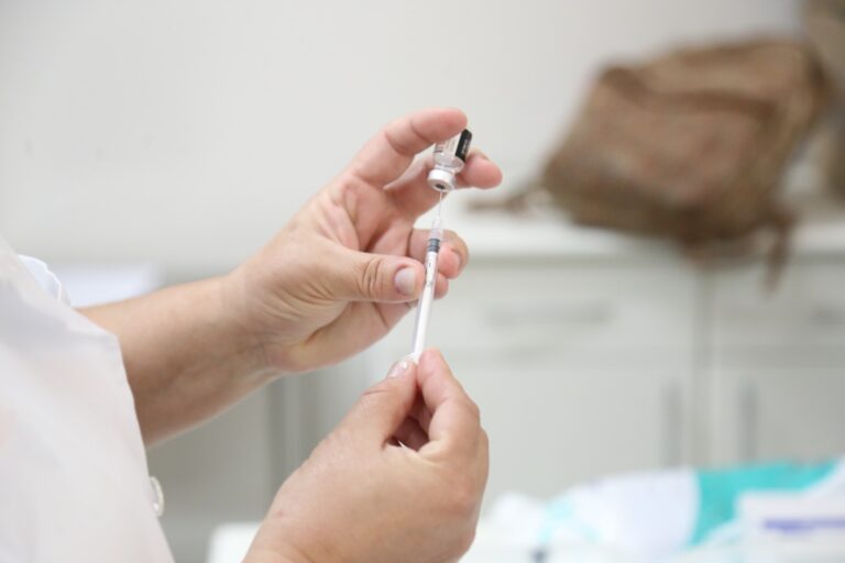 Cidade recebe novas doses da vacina contra a catapora e retoma aplicação em todas as UBSs