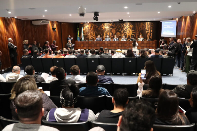 Motoristas cobram mais direitos e autonomia no PLP federal dos aplicativos