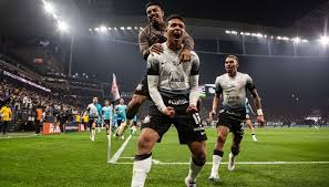 Corinthians marca no fim, bate o Vitória e volta a vencer