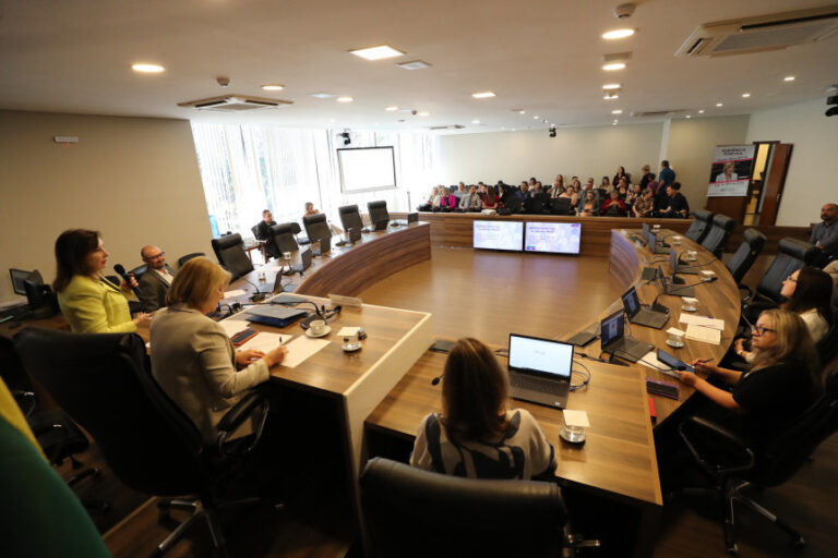 Audiência aponta danos provocados por pandemia do excesso do uso de telas por crianças e adolescentes