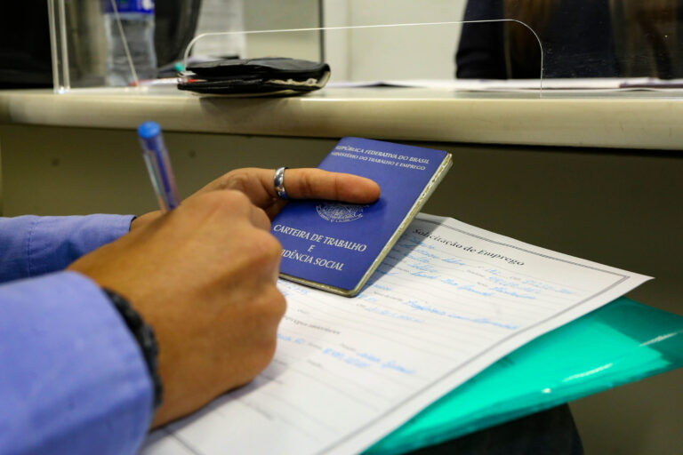 Recorde de carteiras assinadas: Paraná tem menor índice de desemprego em 10 anos