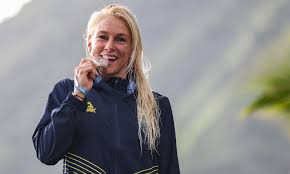 Tati Weston-Webb fica com prata no surfe feminino
