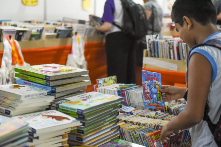 Feira Literária Internacional de Maringá começa no teatro Calil Haddad