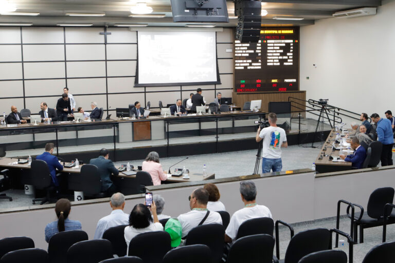 Câmara aprova Cordão Tulipa Vermelha para pacientes de Parkinson