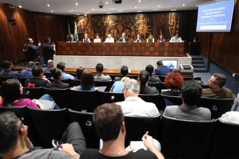 Frente Parlamentar em Apoio às Comunidades Terapêuticas realiza curso de capacitação em emendas parlamentares