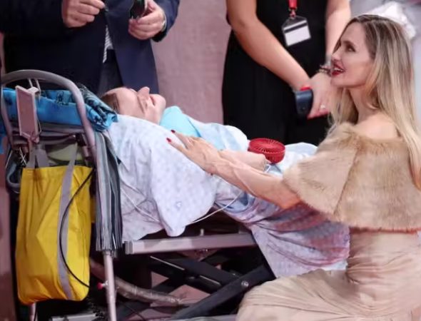 Angelina Jolie para festival para atender acamado fã em Veneza
