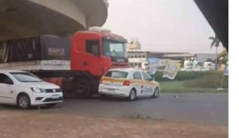 Caminhão arrasta carro em Maringá