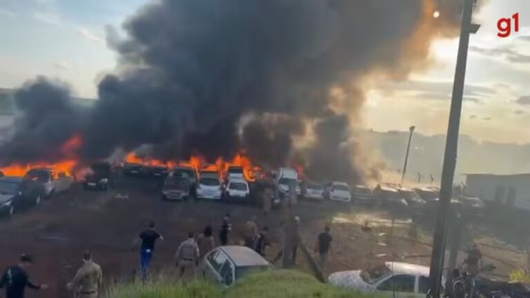 Incêndio destrói carros em pátio de batalhão da PM
