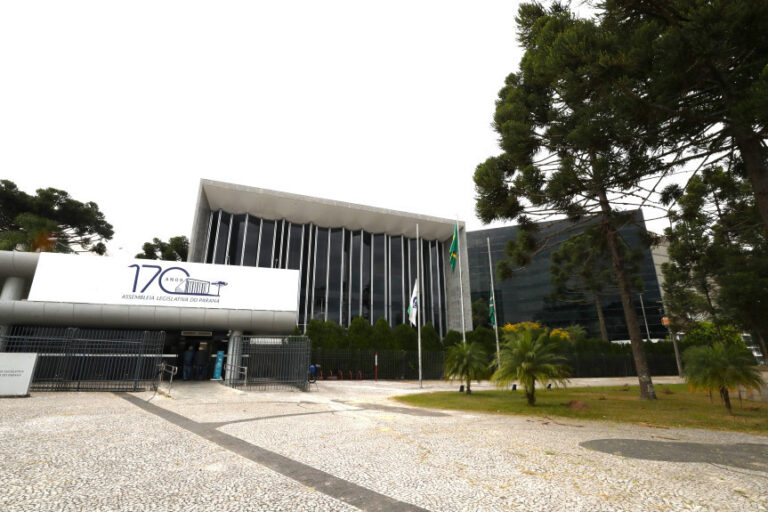 Retomada das sessões e a realização de solenidades, audiência públicas e homenagens marcam a agenda da Assembleia