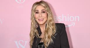 Cantora Cher arrasa em desfile