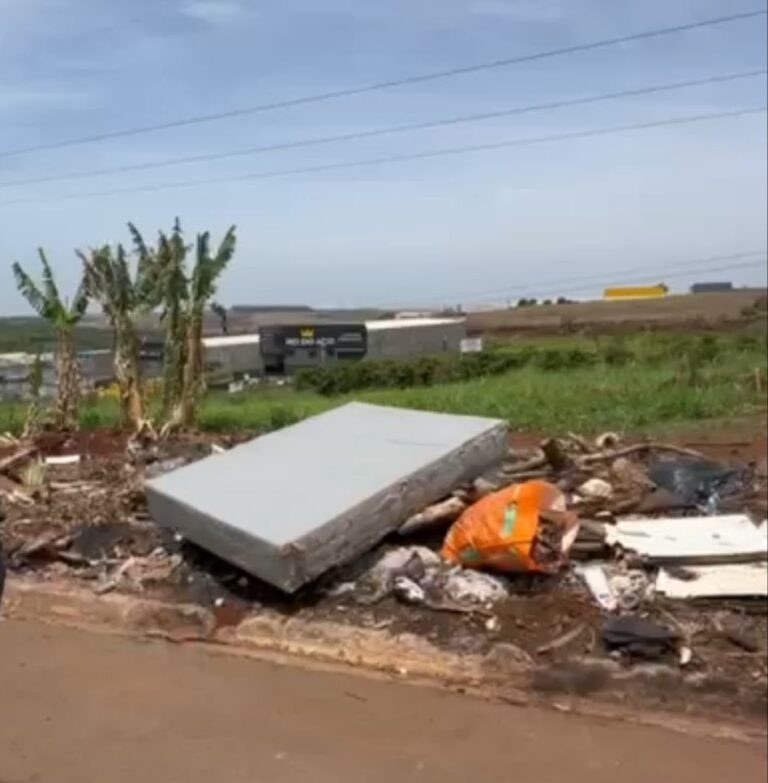 Via vira depósito de lixo com moradores de rua