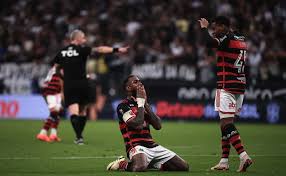 Flamengo segura empate com Corinthians e chega à final