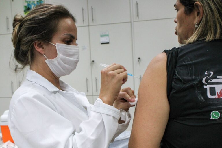 Maringá recebe nova remessa de vacinas contra Covid-19