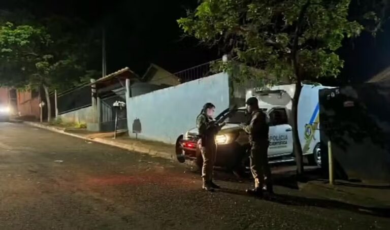Pai é assassinado dentro de casa com o filho no colo