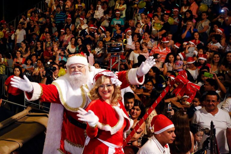 Maringá Encantada começa com chegada do Papai Noel e show