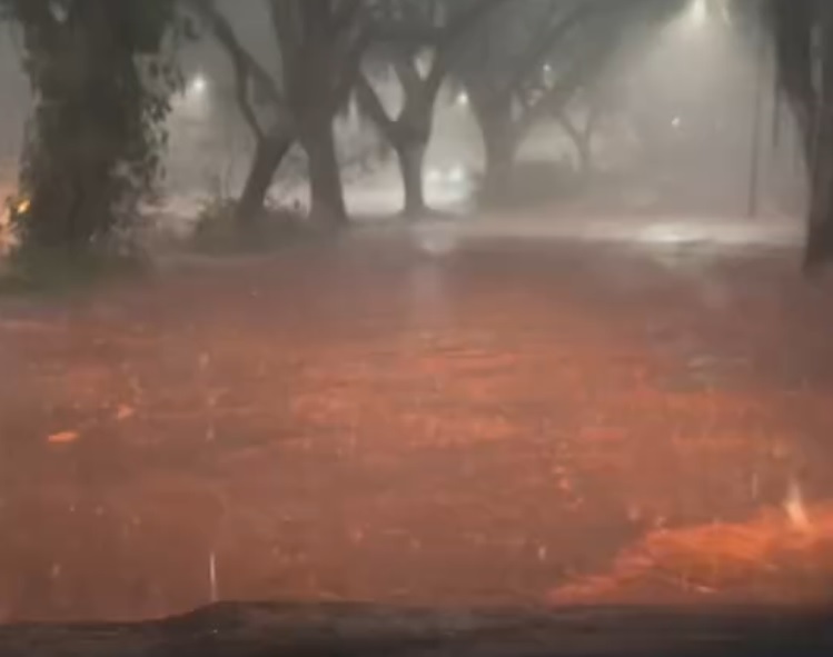 Chuva forte causa alagamentos e estragos na Cidade