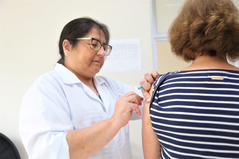 Saúde retoma vacinação contra febre amarela e coronavírus