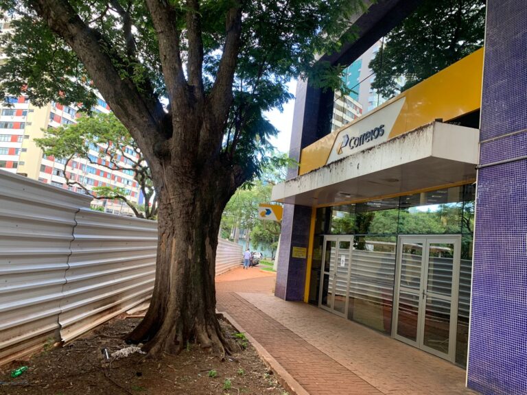 Beco próximo aos Correios gera insegurança para pedestres e trabalhadores