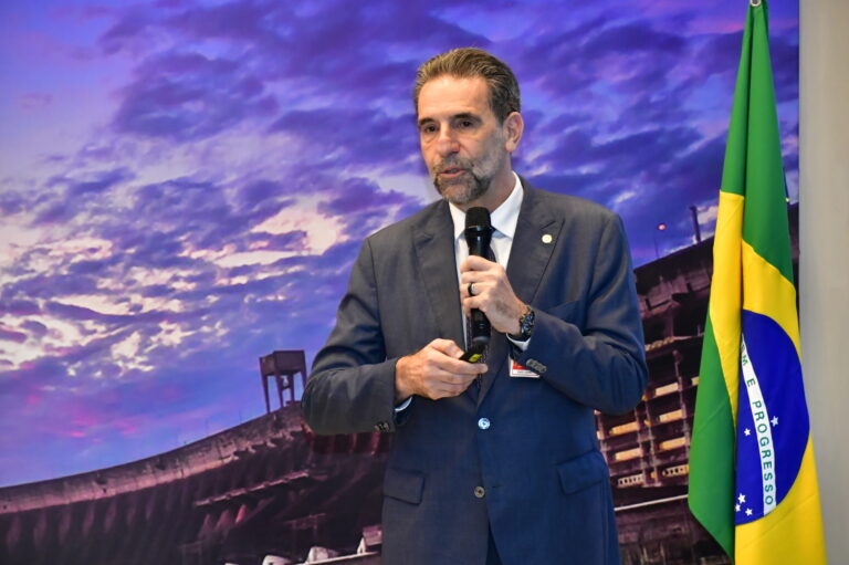 Enio Verri apresenta dimensão estratégica de Itaipu para alunos de pós-graduação no Paraguai