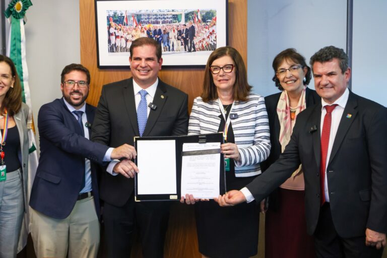 Itaipu e Petrobras assinam protocolo de intenções para desenvolvimento de tecnologias