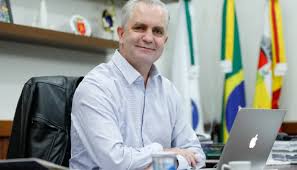 Prefeito Ulisses Maia veta lei que aumentava salários aprovada pela Câmara