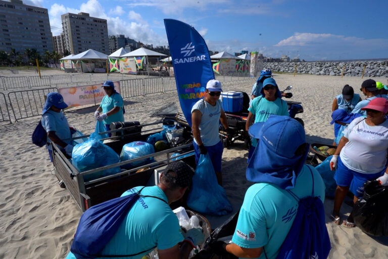Equipes da Sanepar já retiraram 155 toneladas de resíduos das praias nesta temporada