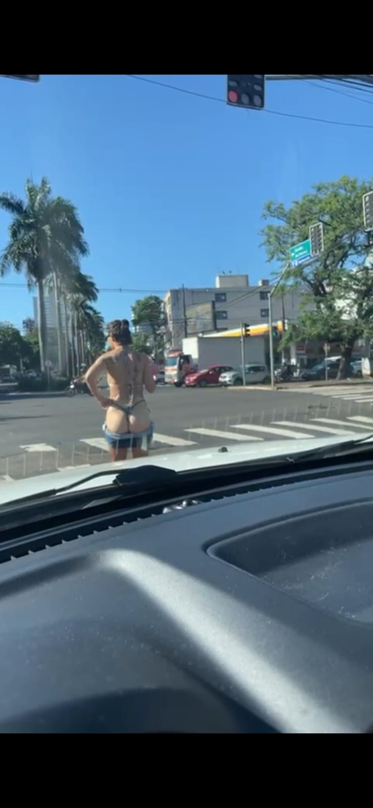 Mulher fica de biquini na rua e constrange as pessoas