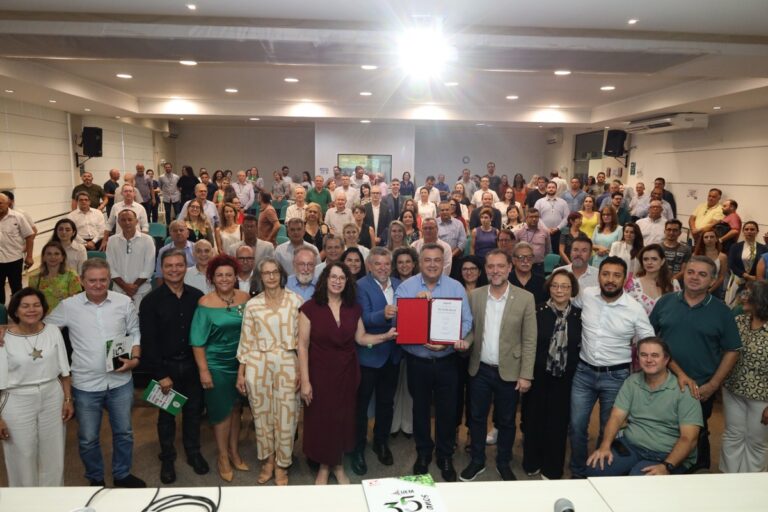 Secretário assina ordem de serviço para retomada do Bloco Industrial do HU