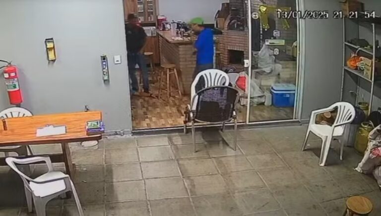 De arma em punho assaltantes comem churrasco familiar
