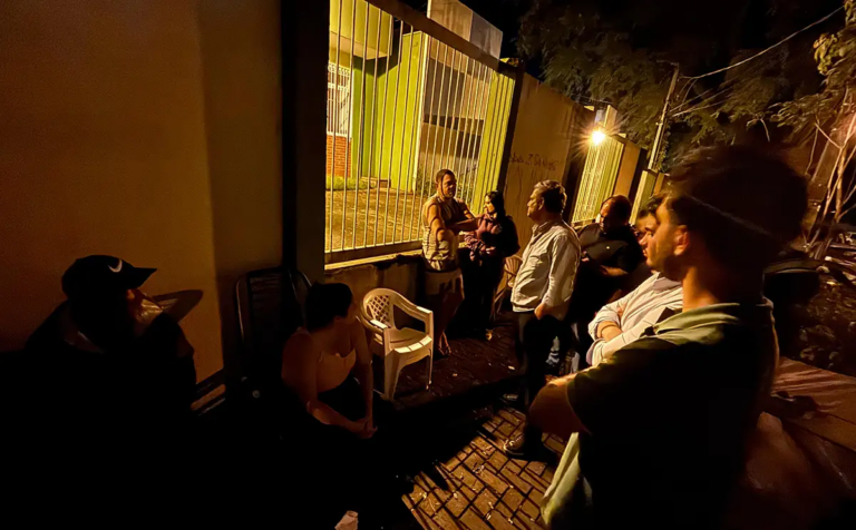 Pais de alunos madrugam para conseguir vagas em escolas