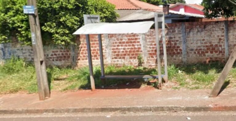 Mulher é ferida a faca ao ser assaltada em ponto de ônibus