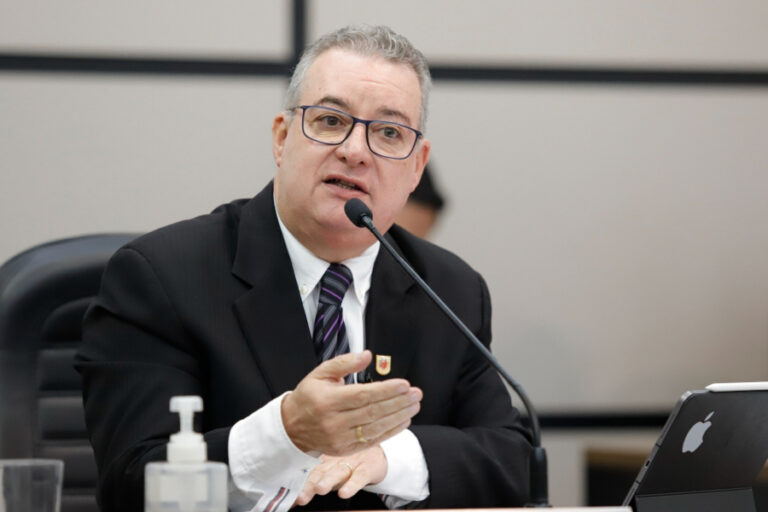 Presidente da Câmara receberá salário sem adicional
